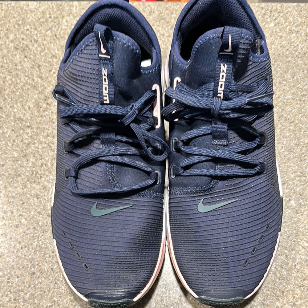 Womans Nike Zoom shoes size 10- great condition